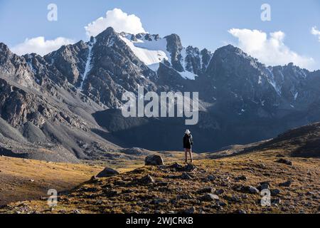 Wanderer in einem Bergtal im Tien Shan-Gebirge in der Nähe von Altyn Arashan, Kirgisistan Stockfoto