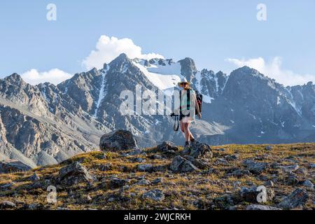 Wanderer in einem Bergtal im Tien Shan-Gebirge in der Nähe von Altyn Arashan, Kirgisistan Stockfoto