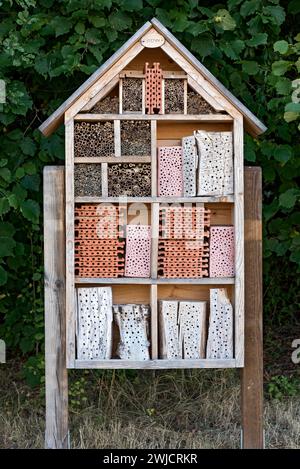 Insektenhotel, Insektenhaus aus Naturmaterialien, Nisthilfe für Insekten, Glauburg, Wetterau, Hessen, Deutschland Stockfoto