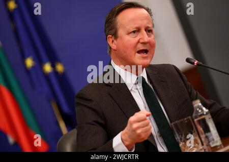 Sofia, Bulgarien - 14. Februar 2024: Britischer Außenminister David Cameron spricht nach seinem Treffen mit dem bulgarischen Premierminister vor den Medien. Stockfoto