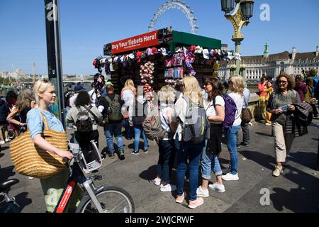 Ein Tourist steht um einen Souvenirstand am nördlichen Ende der Westminster Bridge in London, Großbritannien. 26. Mai 2023 Stockfoto