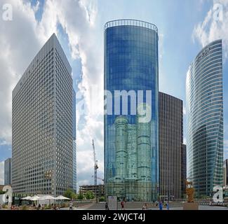 Der Wolkenkratzer Tour Ariane, Tour Coeur Defense spiegelt sich in der Fassade des Tour Opus 12, Tour Legende oder Tour EDF, La Defense Business wider Stockfoto