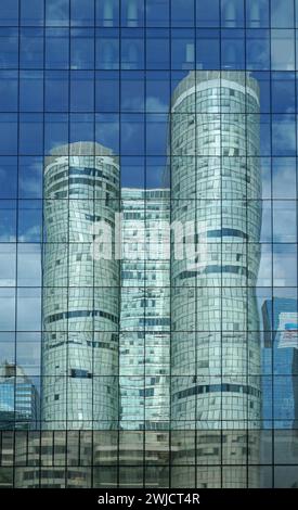 Tour Coeur Defense Wolkenkratzer spiegelt sich in der Fassade von Tour Opus 12, La Defense Geschäftsviertel, Paris, Frankreich Stockfoto