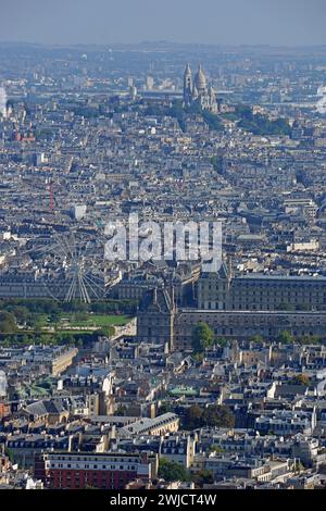 Blick auf das Musée du Louvre und die Basilika Sacre-Coeur von der Tour Montparnasse, Paris, Frankreich Stockfoto