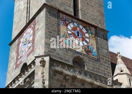 Nahaufnahme eines Kirchturms mit einer großen Uhr und farbenfrohen Fresken, Schwarze Kirche, Altstadt, Brasov, Brasov, Transsilvanien, Rumänien Stockfoto