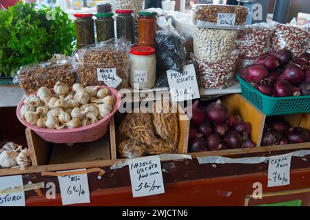 Verschiedene getrocknete Früchte, Zwiebeln und Nüsse in Gläsern auf einem Marktstand mit Preisschildern, Markthalle, Fagaras, Fagara™, Fogarasch, Fugreschmarkt, Brasov Stockfoto