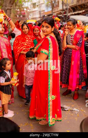 Gangaur-Prozession in den Straßen von Jodhpur, Rajasthan, Indien Stockfoto