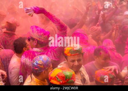 Holi Festival of Colors im Shri Krishna Tempel in Mathura, Indien Stockfoto