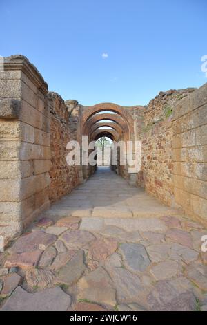 Römische Ausgrabungsstätte und Wahrzeichen Teatro romano mit Bögen und Mauern, Forum Roman, UNESCO, Emerita Augusta, Merida, Extremadura, Spanien Stockfoto