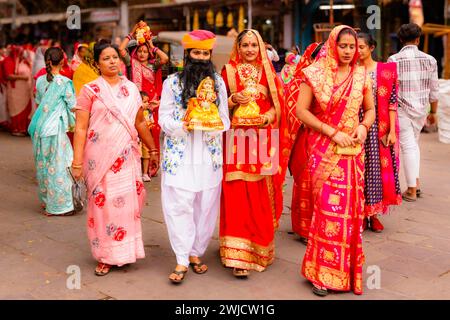 Gangaur-Prozession in den Straßen von Jodhpur, Rajasthan, Indien Stockfoto