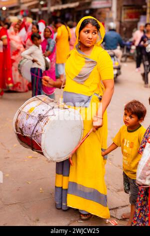 Gangaur-Prozession in den Straßen von Jodhpur, Rajasthan, Indien Stockfoto