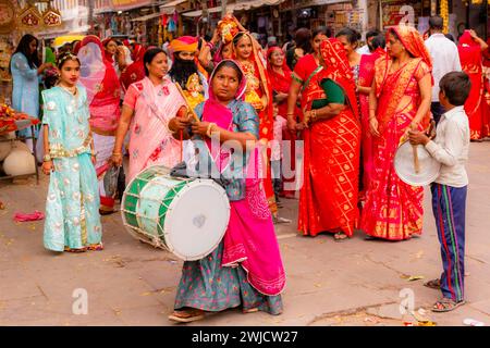 Gangaur-Prozession in den Straßen von Jodhpur, Rajasthan, Indien Stockfoto