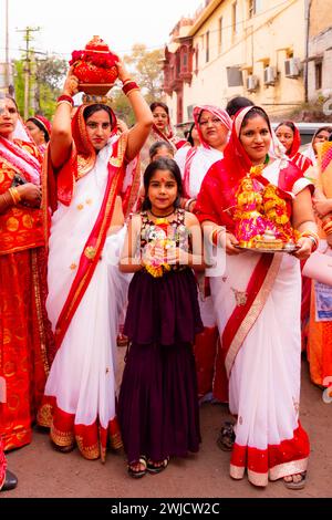 Gangaur-Prozession in den Straßen von Jodhpur, Rajasthan, Indien Stockfoto