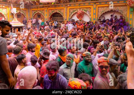 Holi Festival of Colors im Shri Krishna Tempel in Mathura, Indien Stockfoto