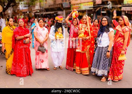 Gangaur-Prozession in den Straßen von Jodhpur, Rajasthan, Indien Stockfoto