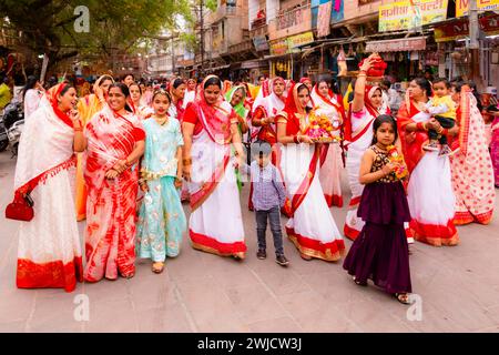 Gangaur-Prozession in den Straßen von Jodhpur, Rajasthan, Indien Stockfoto