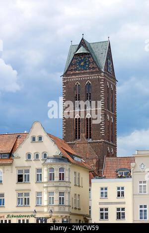 Historische Häuser, auf der Rückseite der verbliebene Turm der Marienkirche, Wismar, Mecklenburg-Vorpommern, Deutschland Stockfoto