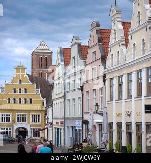 Historische Häuser, auf der Rückseite der verbliebene Turm der Marienkirche, Wismar, Mecklenburg-Vorpommern, Deutschland Stockfoto