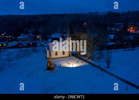 Vor der kleinsten Holzkirche Deutschlands, Elend, 29. Dezember 2020, steht ein Weihnachtsbaum Stockfoto