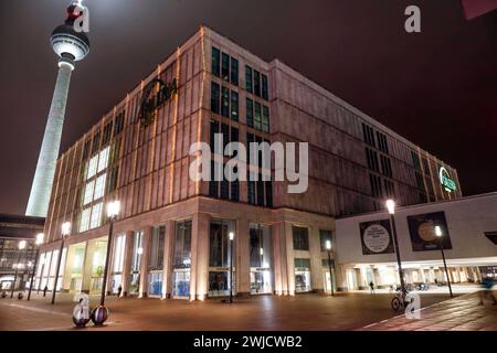 Lockdown, Deutschland wird abgeschaltet. Leerer Alexanderplatz, Berlin, 16.12.2020 Stockfoto