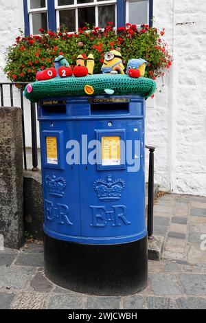 Blue Guernsey Post Briefkasten mit Emblem von Königin Elisabeth II. Auf dem Kirchplatz in St. Peter Port, Kanalinsel Guernsey, England, Großbritannien Stockfoto