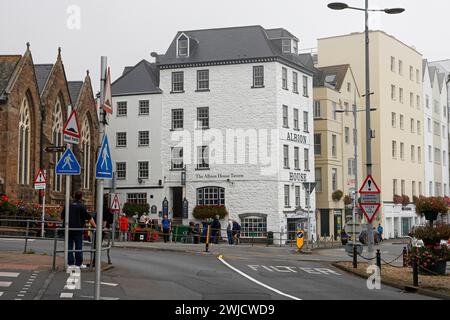 Stadtblick auf St.. Peter Port mit historischem Pub Albion House Tavern, St. Peter Port, Kanalinsel Guernsey, England, Großbritannien Stockfoto