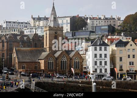 Stadtblick auf St.. Peter Port vom Hafen aus gesehen, historische Gebäude Stadtkirche St. Peter Port und Pub Albion House Tavern, Channel Island Stockfoto