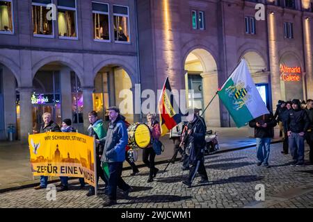 Anlässlich des 13. Februar und der Zerstörung Dresdens im Zweiten Weltkrieg organisierte die kleine rechtsextreme Partei Freie Sachsen eine Stockfoto