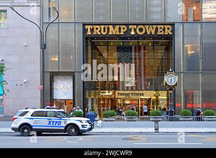 Polizeizug vor dem Trump Tower Eingang, 5th Avenue, Manhattan, New York City, New York, USA Stockfoto