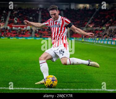 Februar 2024; Bet365 Stadium, Stoke, Staffordshire, England; EFL Championship Football, Stoke City gegen die Queens Park Rangers; Jordan Thompson aus Stoke City überquert den Ball Stockfoto