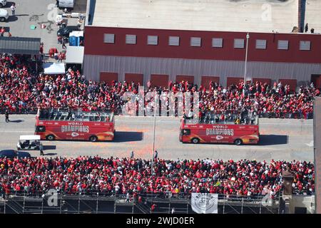 Kansas City, MO, USA. Februar 2024. Luftaufnahme der NFL Kansas City Chefs Super Bowl LVIII Siegesparade, bei der mehr als 10 Menschen bei einer Schießerei verletzt wurden, nachdem die Parade am 14. Februar 2024 in Kansas City Missouri beendet war. Quelle: Mpi34/Media Punch/Alamy Live News Stockfoto