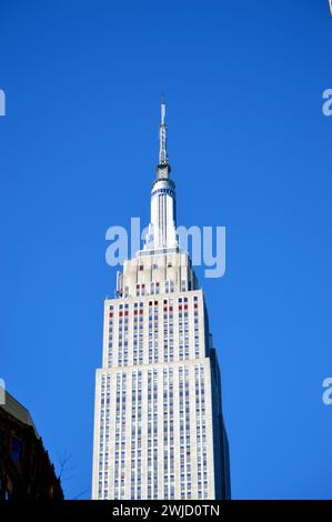 Das Empire State Building wurde in Manhattan vor einem blauen Himmel erobert Stockfoto