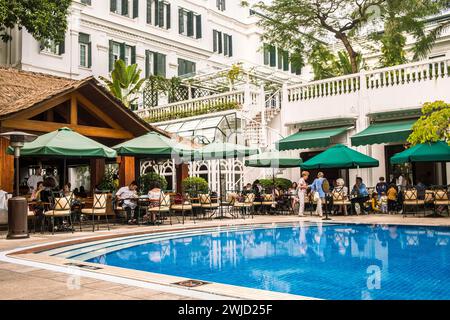 Hotelgäste essen im Gartenrestaurant im Innenhof, Sofitel Legend Metropole, Hanoi Vietnam, zu Mittag Stockfoto