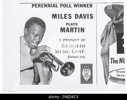 Ein Werbespot für Martin-Trompeten mit Jazz-Superstar Miles Davis. Aus einem Musikmagazin der frühen 1960er Jahre. Stockfoto