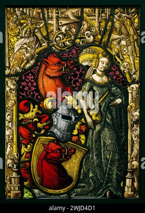 Heraldische Platte mit den Wappen der Familie Eberler; unbekannter Hersteller, Schweiz; um 1490; Pot-Metal, aufgeblasenes, farbloses Glas, Glasfarbe und Silberfleck; Blei kam. Eine schöne höfische Frau wird neben den Wappen der Familie Eberler aus Basel, Schweiz, gezeigt. Sie trägt ein blaues Kleid und Handschuhe, einen Dolch an einem goldenen Gürtel, eine goldene Halskette und einen raffinierten Kopfschmuck mit einem weißen Schleier. Das Wappen besteht aus einem Schild mit dem Anschlag (heraldisches Motiv) eines Rotschweinkopfes auf einem gemusterten Goldfeld (Grund), Helm, Wappen eines Rotschweinkopfes Stockfoto