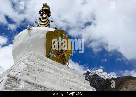 Eine buddhistische Stupa sitzt vor dem Karo-La-Gletscher auf einer Höhe von über 000 m auf dem Karo-La Pass in den Himalaya-Bergen der Tibet Autonomous Re Stockfoto