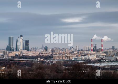 Panoramablick auf die Stadt Moskau von der Universität mit der Verschmutzung einer Großstadt und Wolkenkratzern an einem kalten Wintertag Stockfoto