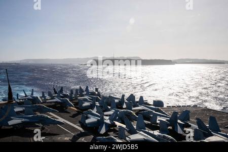 APRA HARBOR, Guam (14. Februar 2024) der Flugzeugträger der Nimitz-Klasse USS Theodore Roosevelt (CVN 71) fährt vom APRA Harbor, Guam, 14. Februar 2024 ab. Theodore Roosevelt, Flaggschiff der Carrier Strike Group Nine, führt im Einsatzgebiet der 7. US-Flotte Routineoperationen durch. Als integraler Bestandteil der US-Pazifikflotte betreibt die 7. Flotte die Marinestreitkräfte im Indopazifik und bietet die realistische und relevante Ausbildung, die erforderlich ist, um die Rolle der US-Navy im gesamten Spektrum militärischer Operationen – von Kampfeinsätzen bis hin zu humanitärer Hilfe und Katastrophenhilfe – wahrzunehmen Stockfoto