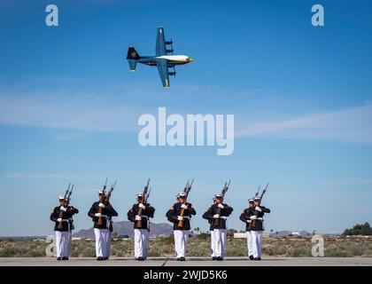 Marines des Silent Drill Platoon, Marine Barracks Washington, treten während der U.S. Navy Blue Angels „Fat Albert“ C-130J Super Hercules auf der Marine Corps Air Station Yuma, Arizona, auf. Die Marines dieses 24-Marine-Platoons repräsentieren den höchsten Standard an Exzellenz und Präzision, ebenso wie die Männer und Frauen, die Opfer für ihr Land gebracht haben. (Foto der US Navy von Mass Communication Specialist 1st Class Cody Deccio/veröffentlicht) Stockfoto