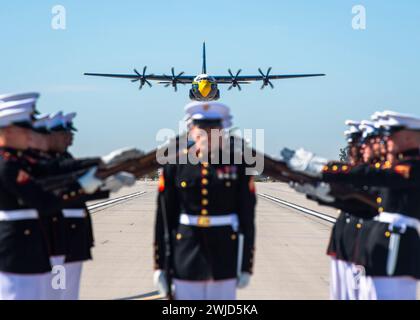 Marines des Silent Drill Platoon, Marine Barracks Washington, treten während der U.S. Navy Blue Angels „Fat Albert“ C-130J Super Hercules auf der Marine Corps Air Station Yuma, Arizona, auf. Die Marines dieses 24-Marine-Platoons repräsentieren den höchsten Standard an Exzellenz und Präzision, ebenso wie die Männer und Frauen, die Opfer für ihr Land gebracht haben. (Foto der US Navy von Mass Communication Specialist 1st Class Cody Deccio/veröffentlicht) Stockfoto