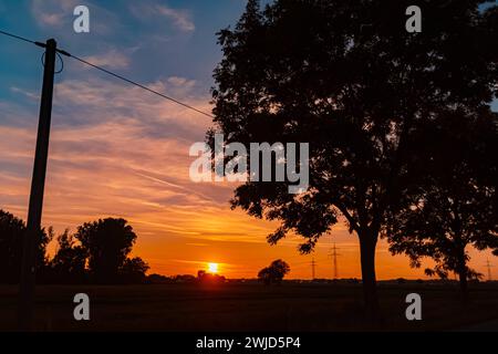 Sonnenuntergang mit dramatischem Himmel und Überlandhochspannungsleitungen in der Nähe von Tabertshausen, Bayern, Deutschland Tabertshausen, Ax 001 Stockfoto