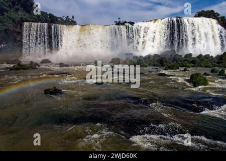 Foz do Iguacu, Brasilien. Januar 2024. Blick auf die Iguacu-Wasserfälle von der brasilianischen Seite im Iguacu-Nationalpark. Stockfoto