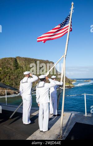 APRA HARBOR, Guam (14. Februar 2024) US-Seeleute grüßen die US-Flagge während der Morgenfarben an Bord des Flugzeugträgers USS Theodore Roosevelt (CVN 71), 14. Februar 2024. Theodore Roosevelt, Flaggschiff der Carrier Strike Group Nine, ist derzeit Pier Side im APRA Harbor, Guam, für einen geplanten Hafenbesuch. Als integraler Bestandteil der US-Pazifikflotte betreibt die 7. Flotte Marine im Indopazifik und bietet die realistische und relevante Ausbildung, die erforderlich ist, um die Rolle der US-Navy im gesamten Spektrum militärischer Operationen – von Kampfeinsätzen bis hin zu humanitärer Hilfe und – wahrzunehmen Stockfoto