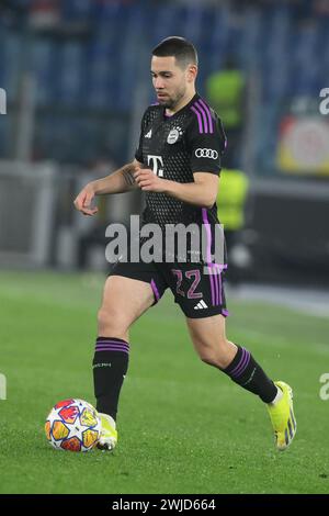 Rom, Italien, 14. Februar 2024 Raphaël Guerreiro vom FC Bayern München in Aktion während des UEFA Champions League-Spiels zwischen SS Lazio und FC Bayern München Credit:Agostino Gemito/ Alamy Live News Stockfoto