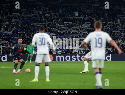 Kopenhagen, Dänemark. Februar 2024. Die Fans des FC Kopenhagen wackeln beim UEFA Champions League-Spiel in Telia Parken, Kopenhagen. Der Bildnachweis sollte lauten: Paul Terry/Sportimage Credit: Sportimage Ltd/Alamy Live News Stockfoto
