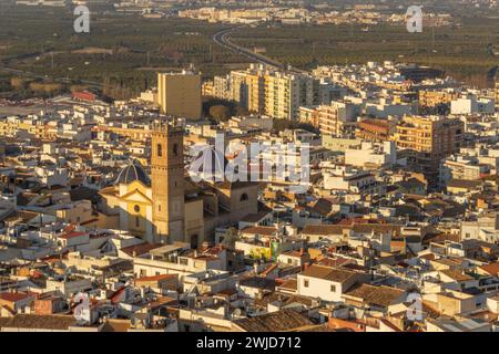 Sunset Glow over Oliva: Ein Blick von den Ruinen der Burg Santa Ana Stockfoto