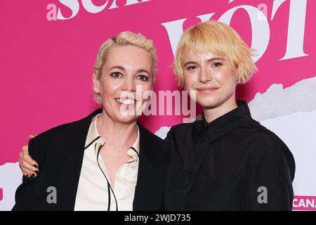 Paris, Frankreich. Februar 2024. Olivia Colman und Jessie Buckley nahmen am 14. Februar 2024 an der Pariser Filmpremiere „Wicked Little Letters – Scandaleusement Votre“ im Drugstore Publicis Cinema in Paris Teil. Foto: Nasser Berzane/ABACAPRESS.COM Credit: Abaca Press/Alamy Live News Stockfoto