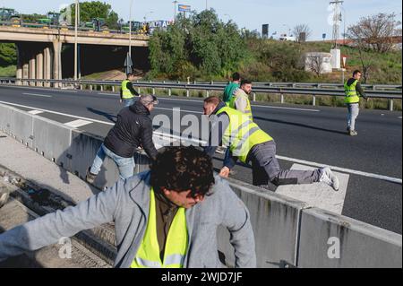 Während der Demonstration haben andalusische Bauern alle Autobahnen blockiert, die nach Sevilla führen. Diese Proteste werden zum Teil von Gewerkschaften und landwirtschaftlichen Organisationen der extremen Rechten Spaniens gefördert, die die Probleme der Landwirte zum Ziel haben und dann Druck auf die Regierung ausüben. Diese Proteste finden seit dem 6. Februar in Spanien statt, als Reaktion auf die Proteste in Frankreich, wo sich Landwirte über unlauteren Wettbewerb mit Produkten aus nicht-EU-Ländern beschweren Stockfoto