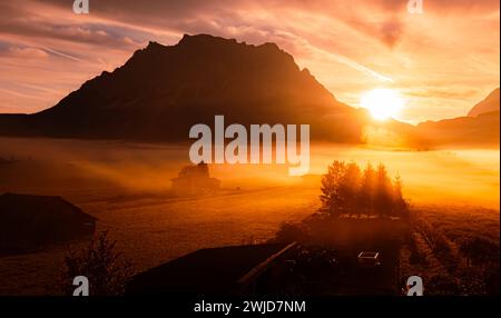 Nebeliger Blick auf den alpinen Sonnenaufgang mit Zugspitze bei Lermoos, Reutte, Tirol, Österreich Lermoos AX 046 Stockfoto