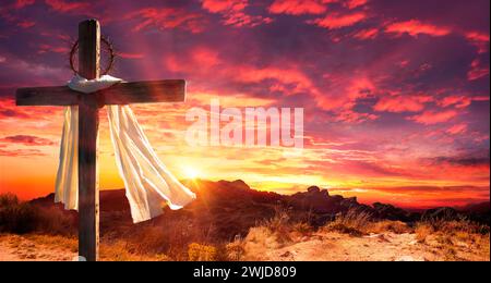 Kreuz Mit Robe Und Dornenkrone Auf Dem Hügel Bei Sonnenuntergang - Kalvaria Und Auferstehungskonzept Stockfoto